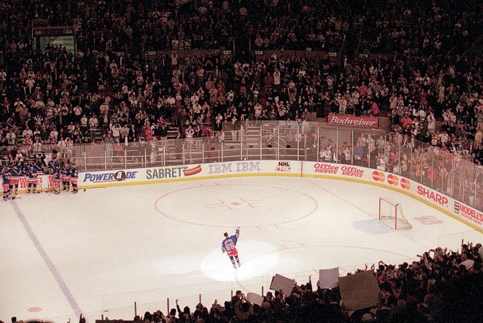 74. Wayne Gretzky: Khoảnh khắc cuối cùng của Gretzky trên sân băng trước khi kết thúc sự nghiệp thi đấu 20 năm của mình. Gretzky quá xuất sắc với hockey khiến NHL và sau này là Liên đoàn hockey thế giới phải sửa đổi luật để kiềm chế sự áp đảo của ông ở bất cứ đội hockey nào ông thi đấu. Tuy nhiên, Gretzky vẫn tỏa sáng và khi giải nghệ, ông là người ghi nhiều điểm nhất trong lịch sử NHL, một kỷ lục vẫn chưa bị phá vỡ. Khoảnh khắc cuối cùng của ông trong bức ảnh là tại nhà thi đấu huyền thoại Madison Square Garden, New York, các khán giả vẫy chào Gretzky lần cuối trước khi ông kết thúc sự nghiệp.